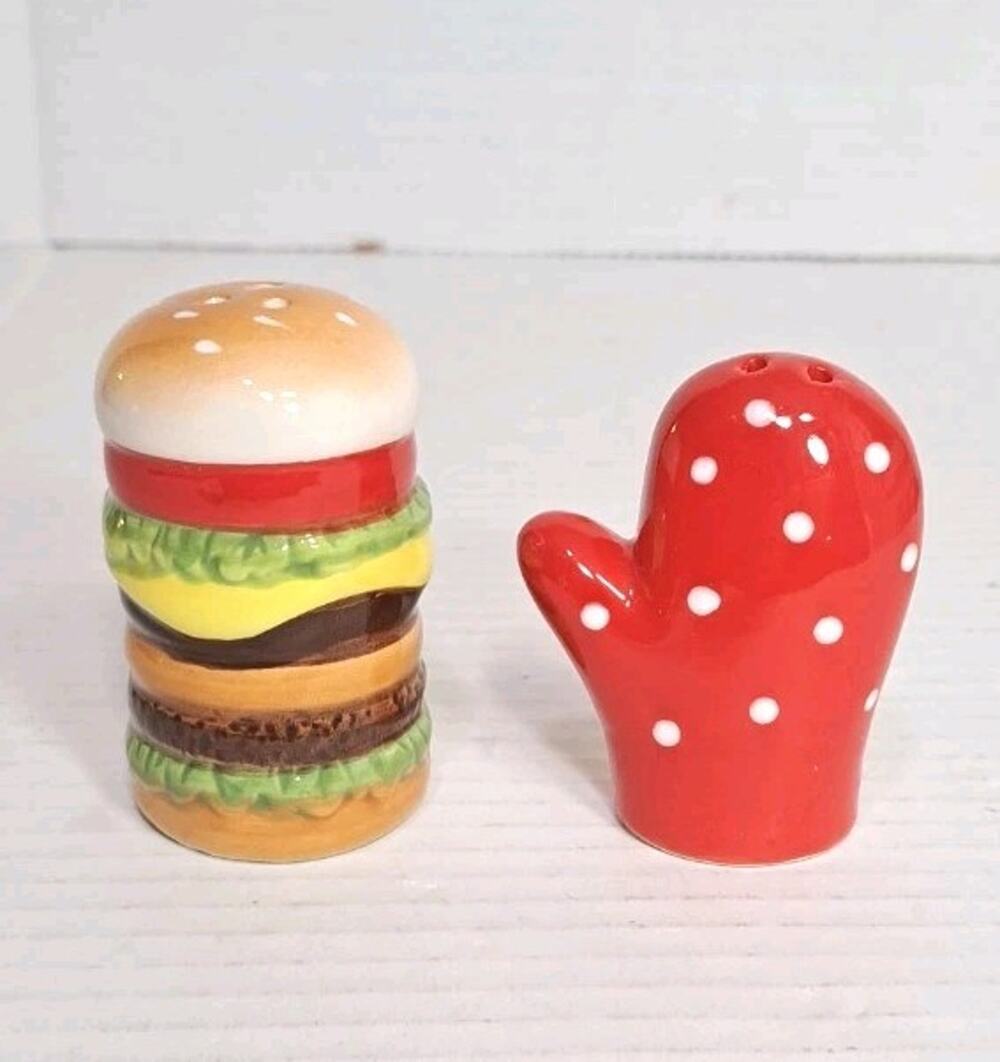 VTG 1980’s Double Stack Ceramic Cheeseburger Oven Mitt 3" Salt & Pepper Set